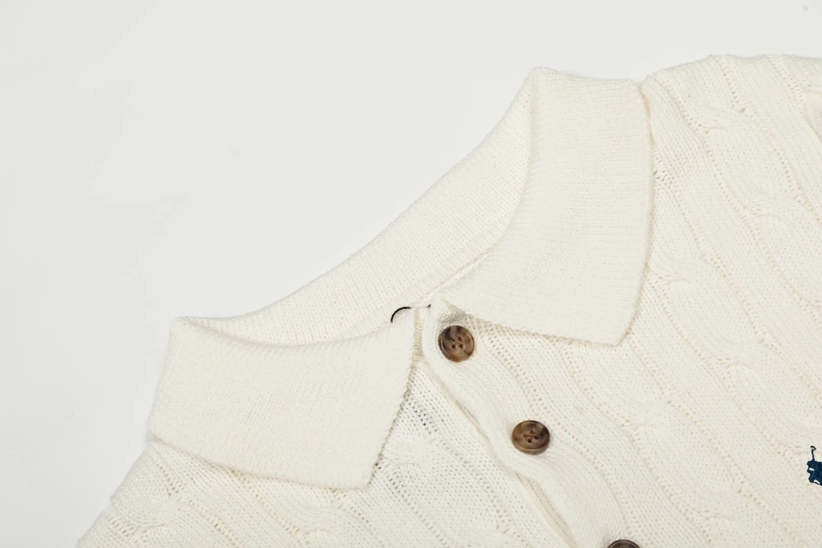 P250 Top quality" Style number: DS862# (not off the shelves all year round) [Ralph Lauren autumn and winter solid color pony embroidery logo knitted POLO lapel sweater] ✅Ralph Lauren Ralph Lauren classic basic lapel POLO same style knitted autumn and winter sweater for men and women ✅Main supplier platform live broadcast Wholesale entity Replenish when out of stock Not off the shelf ✅ZP quality 1:1 version Scan the code to enter the GF website Counter quality ✅Details and quality The only one in Guangzhou Imported high-quality cotton yarn, focusing on high-end, cost-effective, good quality needless to say ✅The version is restored to the original order, the maximum size can be worn up to 190 pounds, loose, comfortable and stress-free ✅The upper body is simple and easy to match, a must-have for men ootd, good-looking clothes are never picky, a must-have recommendation for couples' wardrobes Size: S-XL Color: Black White Gray Khaki Navy Blue White Label Navy Blue Red Label